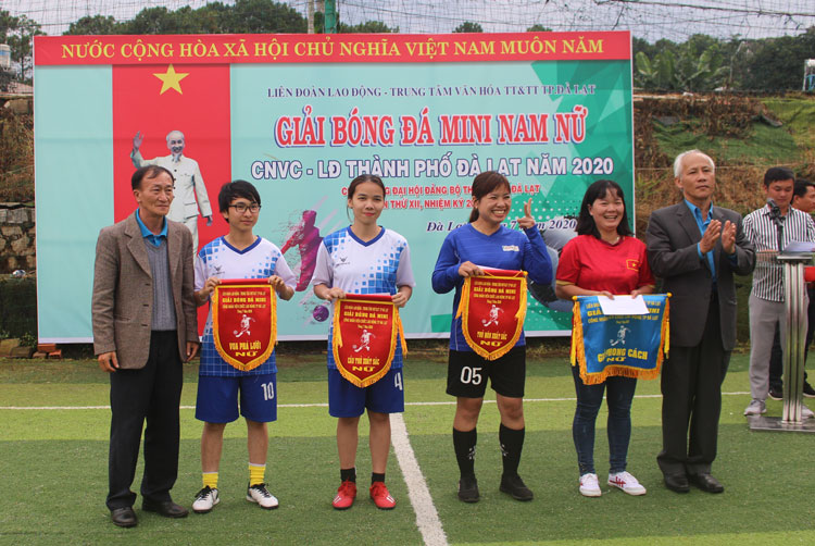 Ông Phạm Văn Được – Phó Chủ tịch LĐLĐ tỉnh, trao giải phong cách cho Trường Tiểu học Mê Linh và các giải cầu thủ nữ xuất sắc; giải thủ môn xuất sắc và giải vua phá lưới