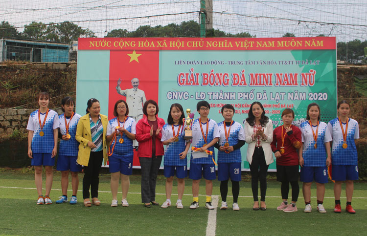 Trao giải vô địch bóng đá nữ cho Chi Cục thuế Đà Lạt – Lạc Dương