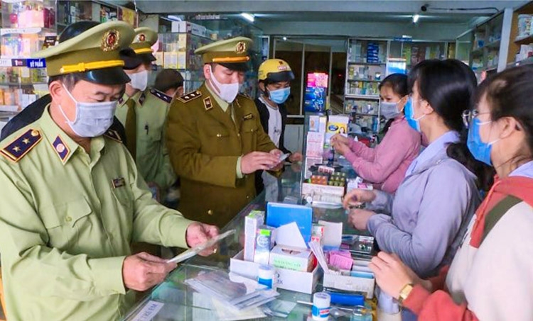 Lực lượng QLTT kiểm tra cơ sở bán thuốc tại địa bàn huyện Di Linh