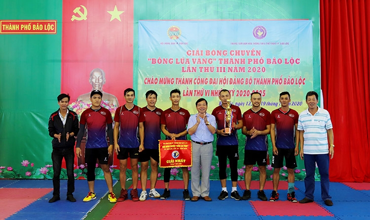 Đồng chí Nguyễn Văn Triệu - Bí thư Thành ủy Bảo Lộc trao Cúp vô địch cho đội Phường 1