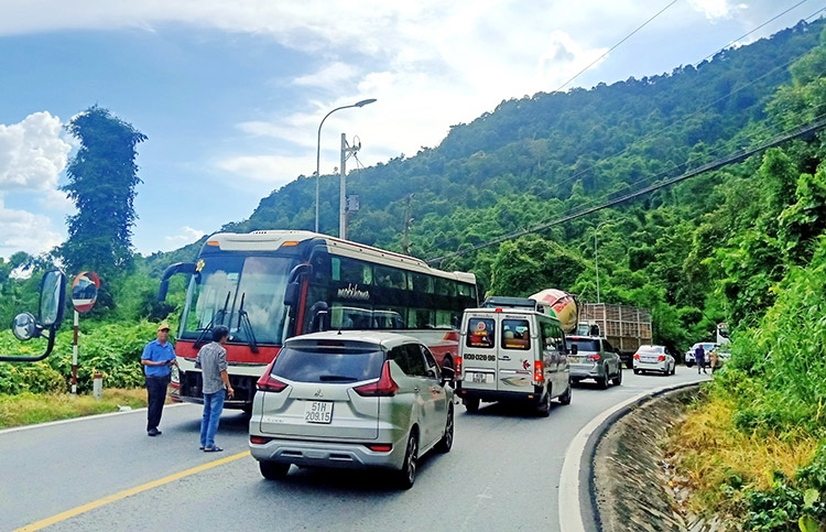 Va chạm giữa xe con và xe khách khiến giao thông trên đèo Bảo Lộc bị ùn ứ