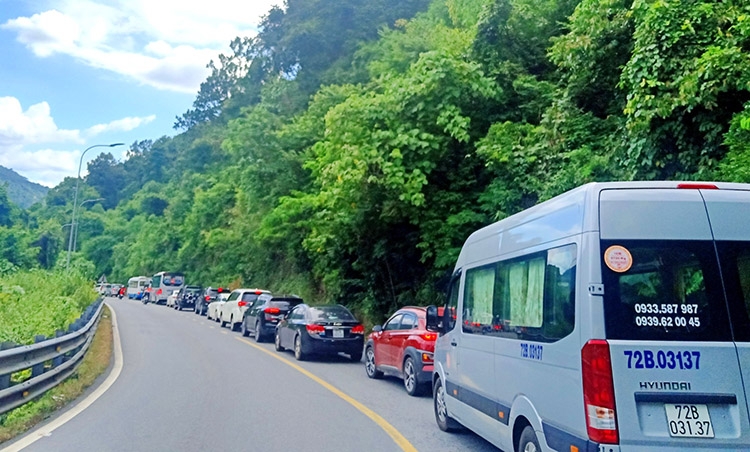 Lúc 15 giờ 30 ngày 19/7, giao thông trên đèo Bảo Lộc bị ách tắc khiến xe cộ nối đuôi nhau kéo dài nhiều km 