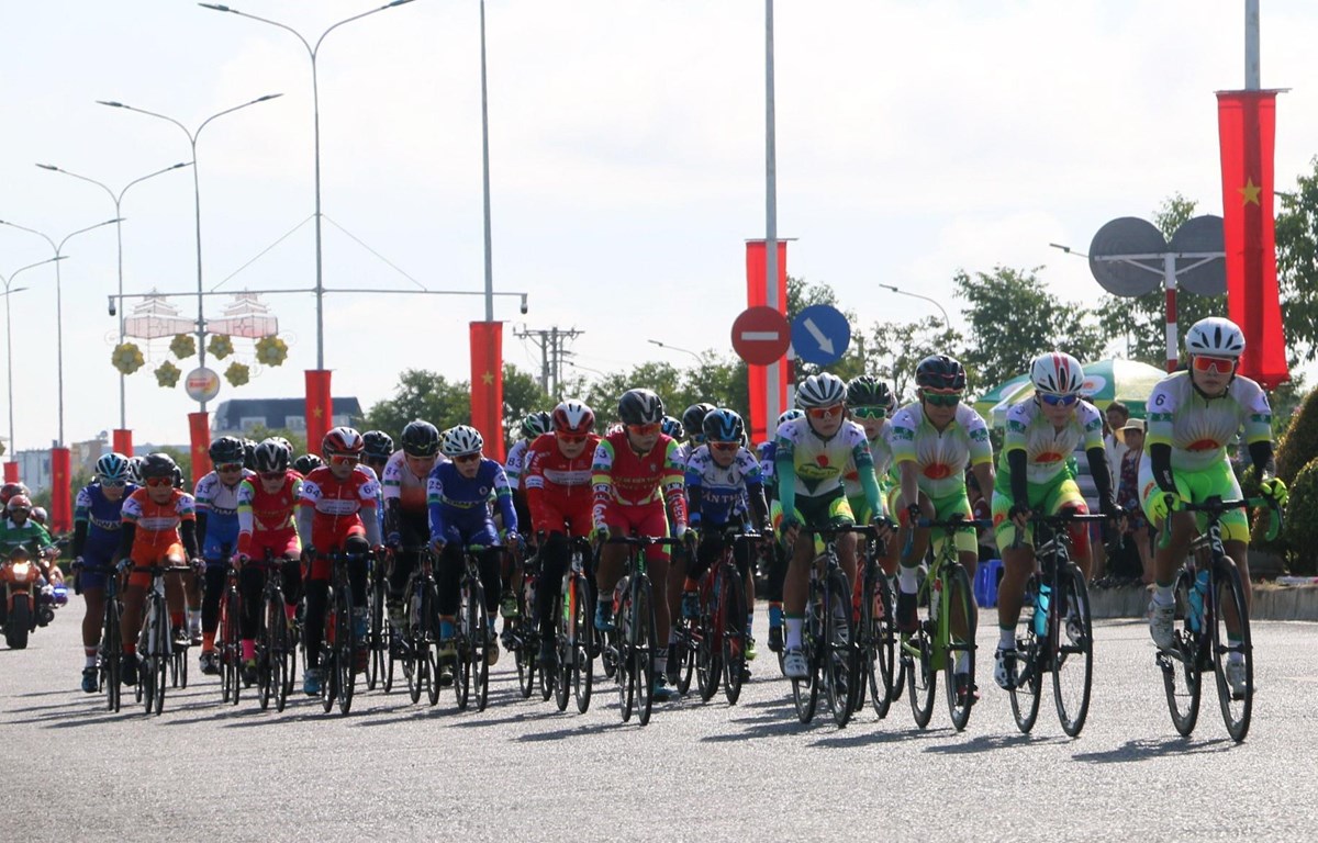 Các vận động viên thi đấu chặng đầu tiên quanh đường Tân lộ Kiều Lương (thành phố Châu Đốc, An Giang), cự ly 45,6km