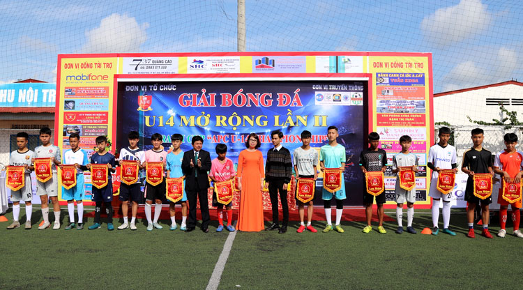 Ban tổ chức tặng cờ lưu niệm cho đại diện các đội bóng về tranh tài tại Giải