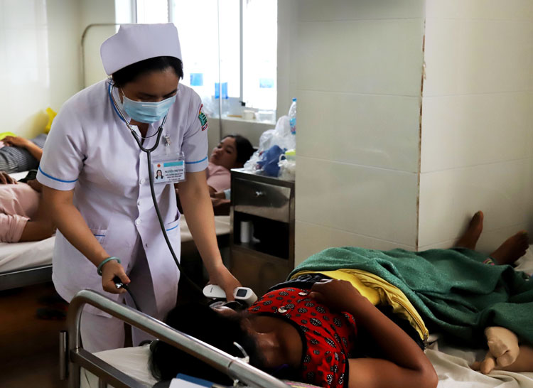 Các bệnh nhân ngộ độc thực phẩm điều trị tại Bệnh viện II Lâm Đồng. Ảnh: Khánh Phúc