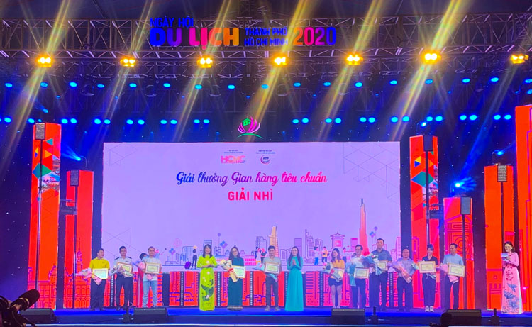Đoàn Lâm Đồng (thứ 6 từ trái qua) nhận giải nhì Gian hàng đẹp