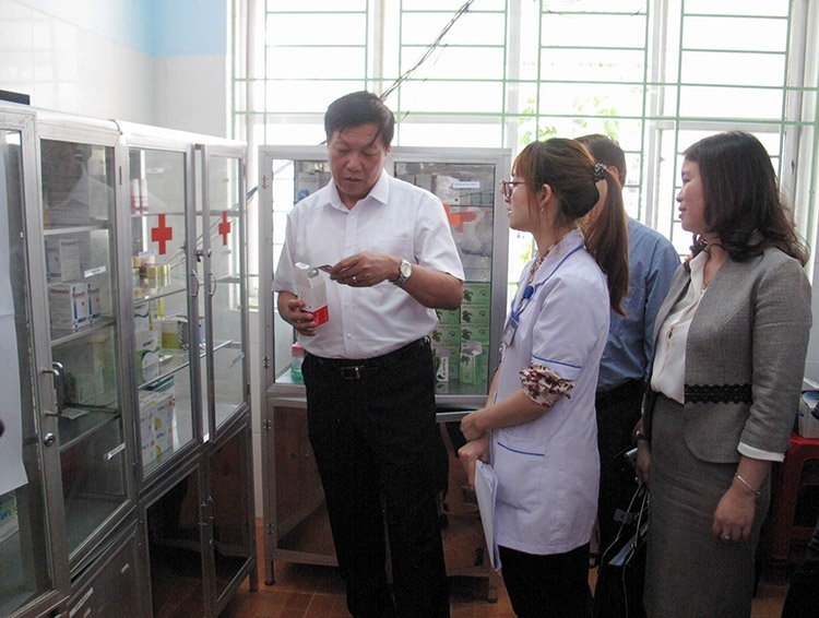 Thứ trưởng Bộ Y tế Đỗ Xuân Tuyên trao đổi về công tác dược tại Trạm Y tế xã Tân Văn (Lâm Hà)