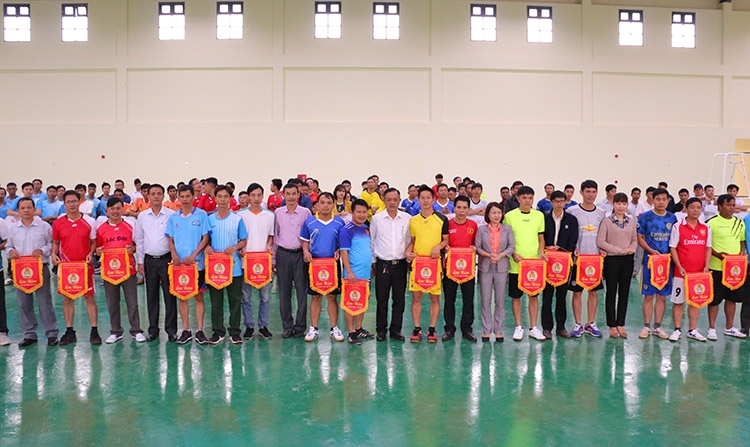 Ban tổ chức trao cờ lưu niệm cho các đội bóng tham gia Giải bóng chuyền nam truyền thống lần thứ VII năm 2020