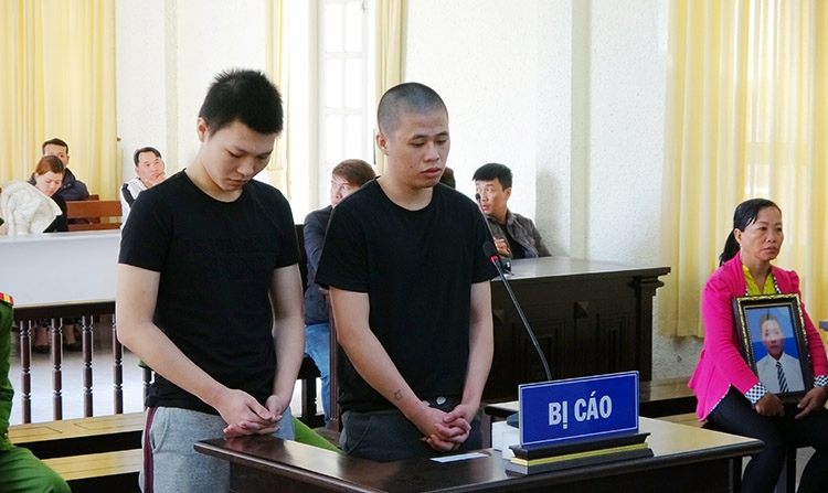 2 bị cáo Ngô Quốc Huy (bên trái) và Trần Viết Minh Hiệp nghe Tòa tuyên án