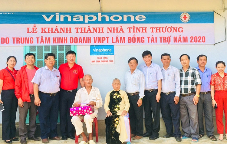 Hội Chữ thập đỏ Lâm Đồng và Trung tâm VNPT Lâm Đồng, chính quyền địa phương trao nhà tình thương cho gia đình ông Nguyễn Hoàng