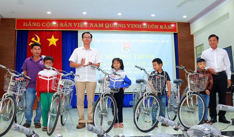 Đoàn Thanh niên phường Hắc Dịch (thị xã Phú Mỹ) trao tặng xe đạp cho học sinh nghèo vượt khó thị trấn Lộc Thắng