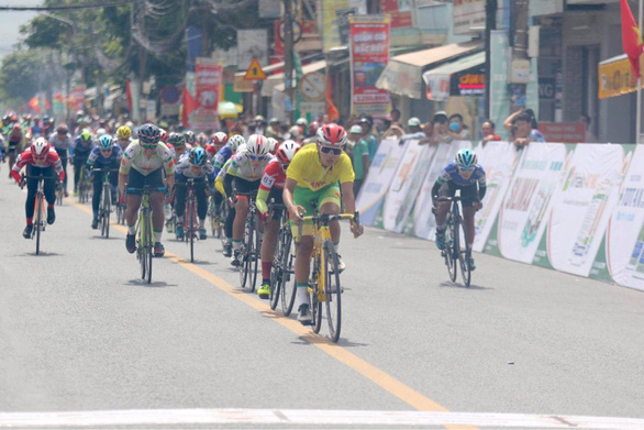 Nguyễn Thị Thật (áo vàng) không có đối thủ xứng tầm tại Giải xe đạp nữ toàn quốc 2020