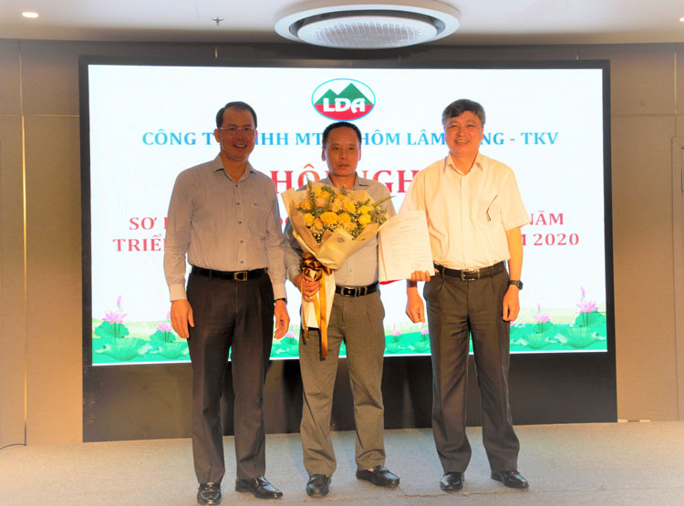 Lãnh đạo Tập đoàn TKV tặng hoa chúc mừng ông Tường Thế Hà được tái bổ nhiệm Phó Giám đốc Công ty Nhôm Lâm Đồng. Ảnh: LDA