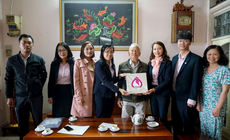 Đoàn công tác đến thăm và tặng quà gia đình ông Nguyễn Văn Long