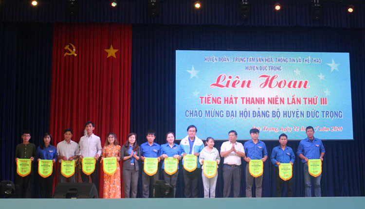 Các đội tham gia Liên hoan nhận cờ lưu niệm của ban tổ chức