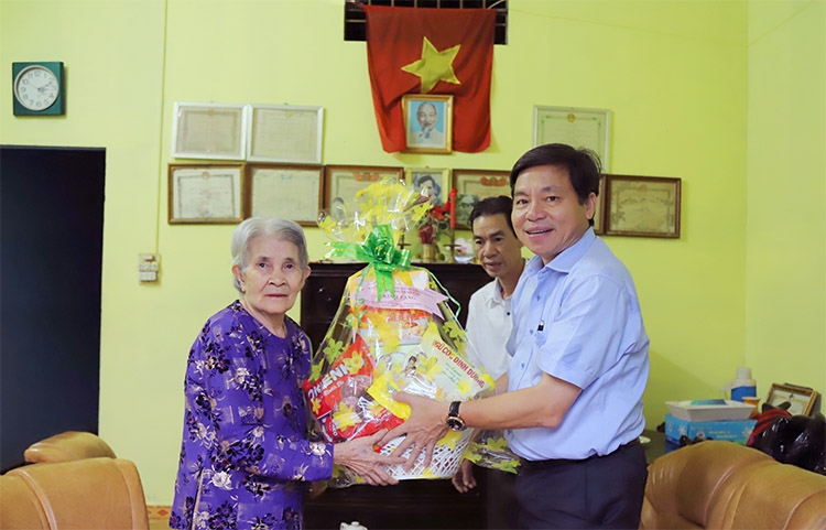 Bí thư Thành ủy Bảo Lộc thăm, tặng quà các gia đình chính sách và Mẹ Việt Nam Anh hùng