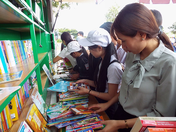 Hoạt động của hệ thống thư viện công cộng tỉnh mới chỉ hướng đến phục vụ giới trẻ. Trong ảnh: Đưa sách về phục vụ học sinh vùng sâu vùng xa Tân Thanh - Lâm Hà.