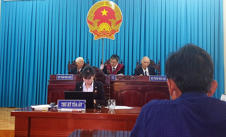 TAND huyện Di Linh mở phiên tòa sơ thẩm xét xử vụ án dân sự “kiện tranh chấp liên quan đến tài sản bị cưỡng chế để thi hành án” ngày 23/6/2020