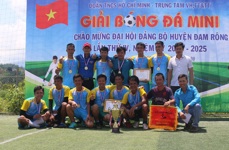 Đạ Rsal giành giải nhất Giải Bóng đá mini huyện Đam Rông