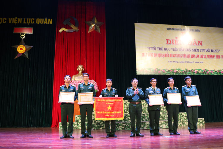 Thiếu tướng Lê Quang Xuân - Chính ủy Học viện Lục quân tặng cờ thi đua và bằng khen của Tổng cục Chính trị cho cá nhân, tập thể có thành tích trong công tác đoàn và phong trào thanh niên