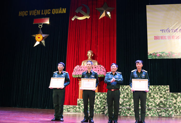 Thiếu tướng Đậu Văn Nậm - Phó Chính ủy Học viện tặng bằng khen cho 4 tập thể trong Hội thi làm báo tường tại đơn vị