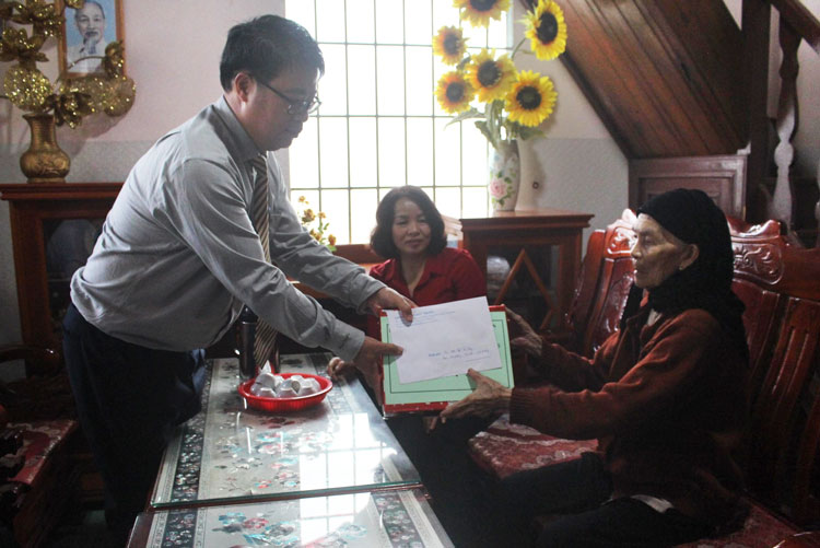 Bí thư Huyện ủy Đức Trọng thăm, tặng quà Mẹ Việt Nam Anh hùng và các gia đình chính sách