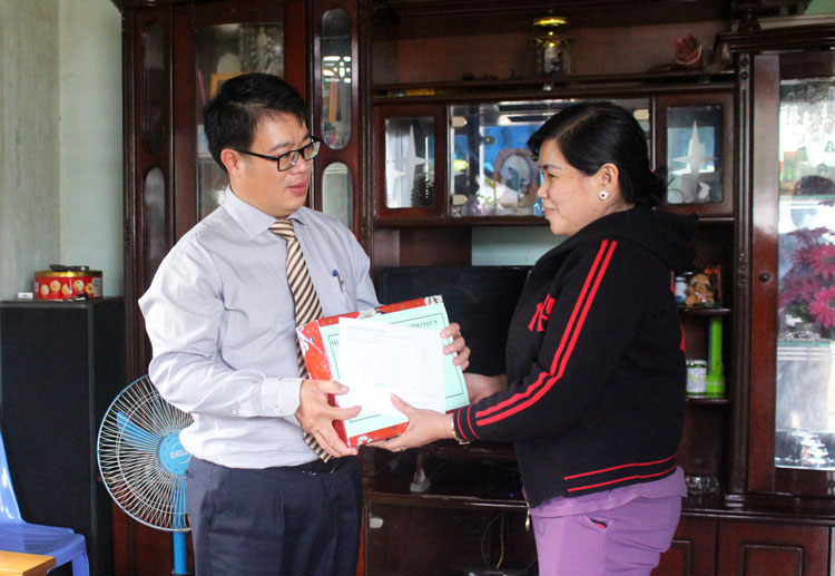 Bí thư Huyện ủy Đức Trọng Nguyễn Ngọc Phúc thăm, tặng quà bà Hồ Thị Hường (con liệt sỹ)