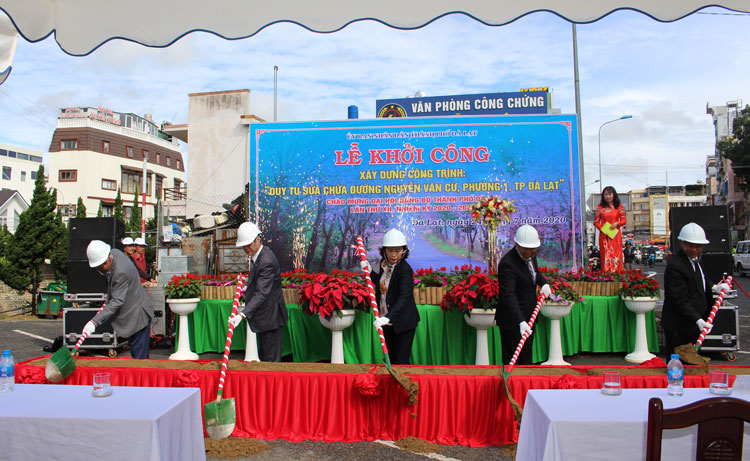 ại diện lãnh đạo thành phố và các đơn vị tham dự lễ khởi công công trình duy tu, sửa chữa tuyến đường Nguyễn Văn Cừ