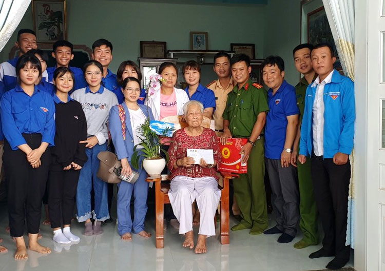 Tuổi trẻ huyện Bảo Lâm tri ân các Mẹ Việt Nam Anh hùng