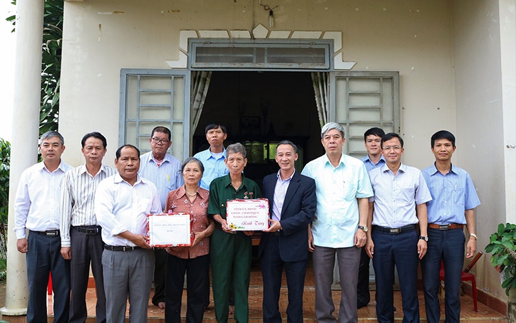 Đồng chí Trần Văn Hiệp - Phó Bí thư Tỉnh ủy Lâm Đồng cùng đoàn công tác thăm, tặng quà cho gia đình ông Đỗ Quốc Tuyển