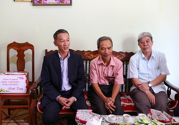 Đồng chí Trần Văn Hiệp - Phó Bí thư Tỉnh ủy Lâm Đồng thăm, tặng quà gia đình ông Đỗ Sỹ Lý
