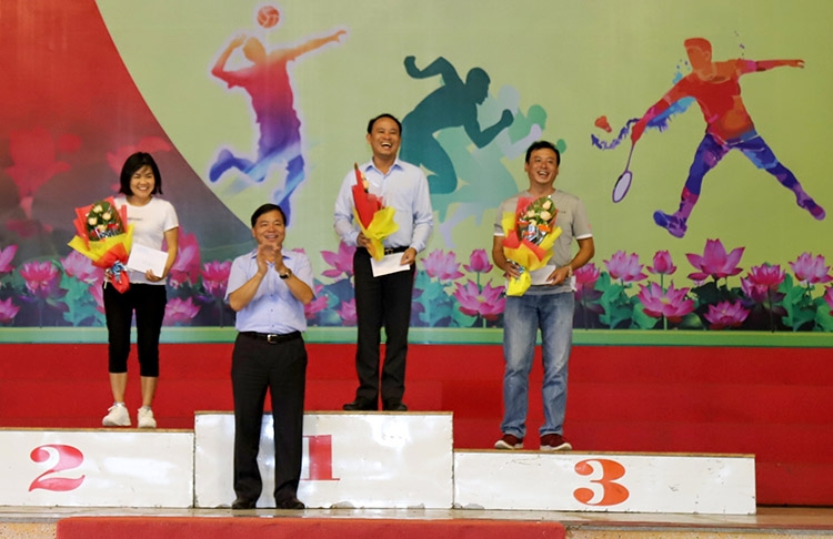 Đồng chí Nguyễn Văn Triệu - Bí thư Thành ủy Bảo Lộc trao giải cho các đội xuất sắc môn chạy tiếp sức