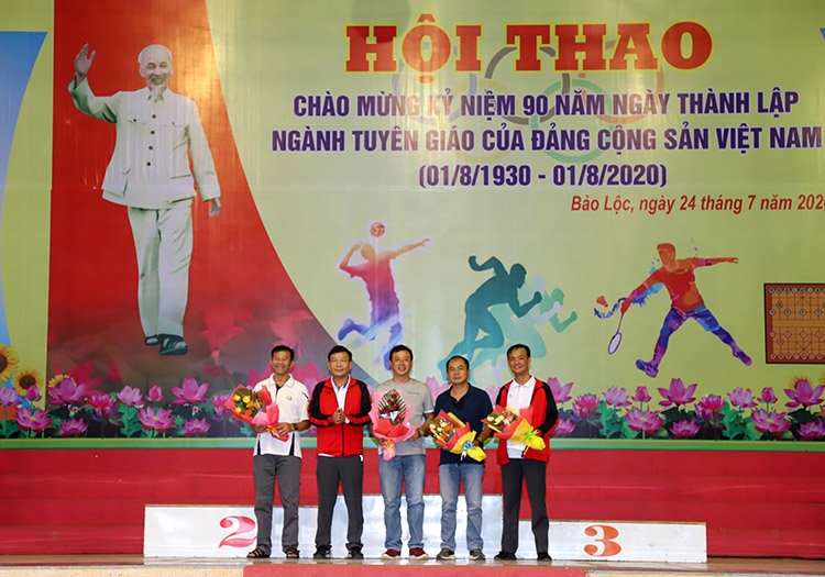 Đồng chí Bùi Thắng - Trưởng Ban Tuyên giáo Tỉnh ủy Lâm Đồng trao giải cho các đội đạt thành tích cao môn bóng chuyền hơi
