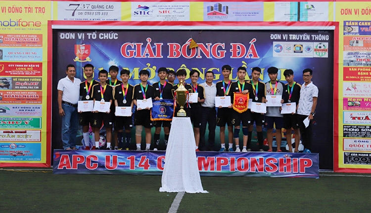 Ban tổ chức trao huy chương bạc và giải Nhì cho đội U14 Funny (Bảo Lộc)