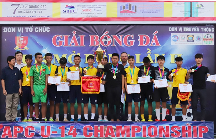 Ban tổ chức trao Cúp vô địch Giải đấu cho đội U14 Lê Trường (Đức Trọng)