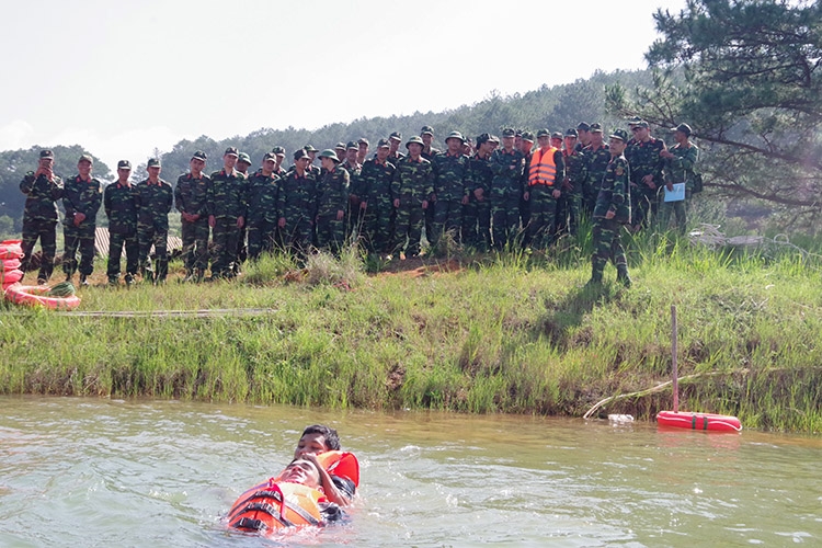 Lực lượng vũ trang tập huấn công tác cứu hộ, cứu nạn