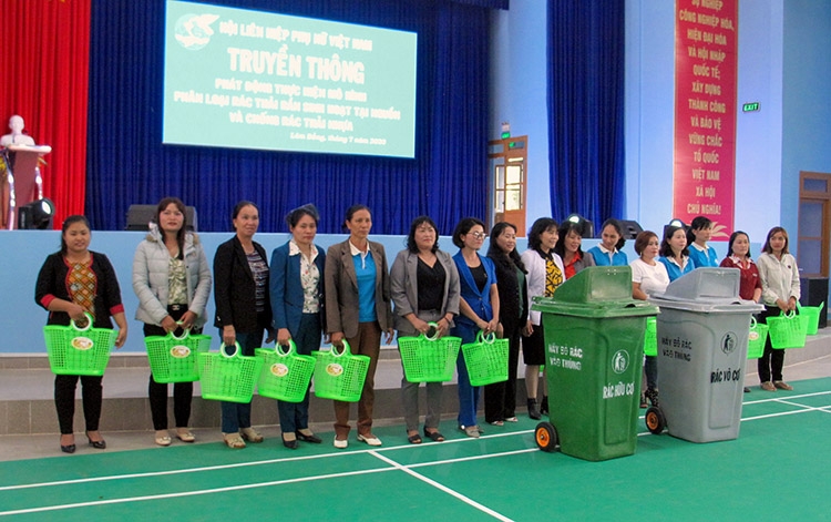 Phụ nữ thị trấn Liên Nghĩa (Đức Trọng) hưởng ứng xây dựng mô hình điểm về phân loại rác thải rắn sinh hoạt tại nguồn và chống rác thải nhựa