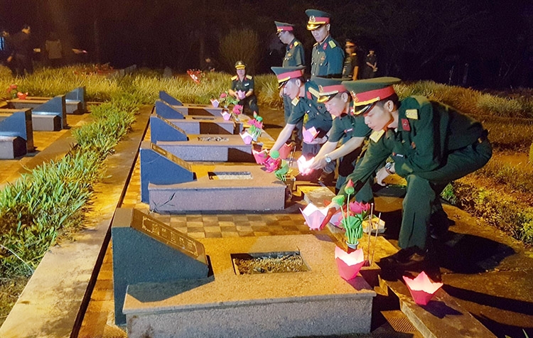  Cán bộ, chiến sĩ Ban Chỉ huy Quân sự TP Bảo Lộc dâng hương, thắp nến tri ân các anh hùng liệt sĩ tại Nghĩa trang Liệt sĩ TP Bảo Lộc. Ảnh Khánh Phúc