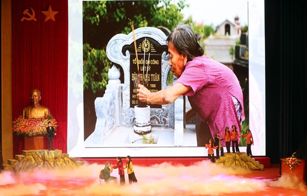 Các tiết mục nghệ thuật ca ngợi về mẹ Việt Nam anh hùng được biểu diễn trong buổi Gặp mặt