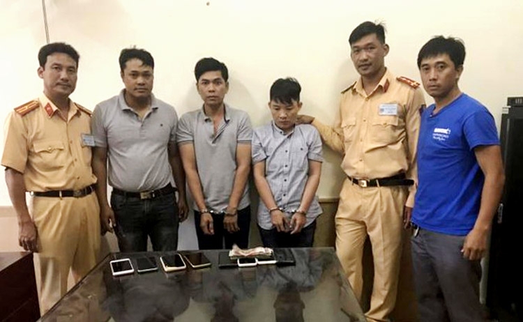Nguyễn Thị Hồng và Nguyễn Hữu Lộc bị CSGT Trạm Mađaguôi bắt giữ khi đang di chuyển trên xe khách từ Đà Lạt về TP Hồ Chí Minh