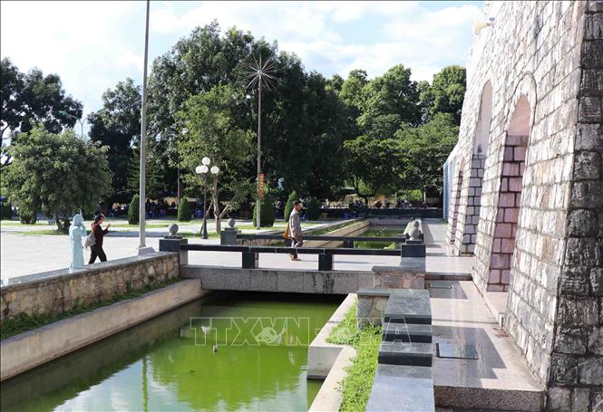 Mặt trước của nghĩa trang ngăn cách với quảng trường là hào nước rộng 6m, chứa khoảng 1.000m3 nước được lấy từ suối Hồng Líu