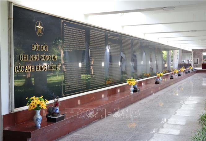 Bảng vàng hai bên cổng chính đi vào nghĩa trang, nơi ghi danh các liệt sĩ hi sinh trong chiến dịch Điện Biên Phủ, được thống kê theo tỉnh, thành trên cả nước