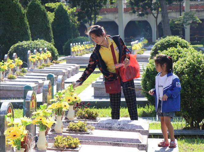 Việc thăm viếng, thắp hương tại nghĩa trang để tỏ lòng ghi nhớ công ơn các chiến sĩ là việc làm đã đi vào tâm thức, trở thành nét đẹp văn hoá tâm linh của mỗi người dân khi đến với Điện Biên