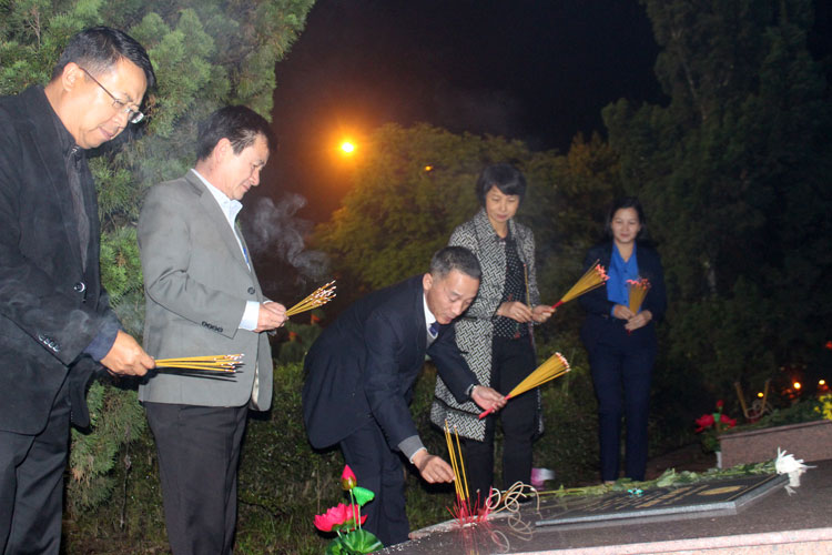 Các đại biểu thắp hương tưởng nhớ các anh hùng, liệt sĩ tại Nghĩa trang liệt sỹ Đà Lạt