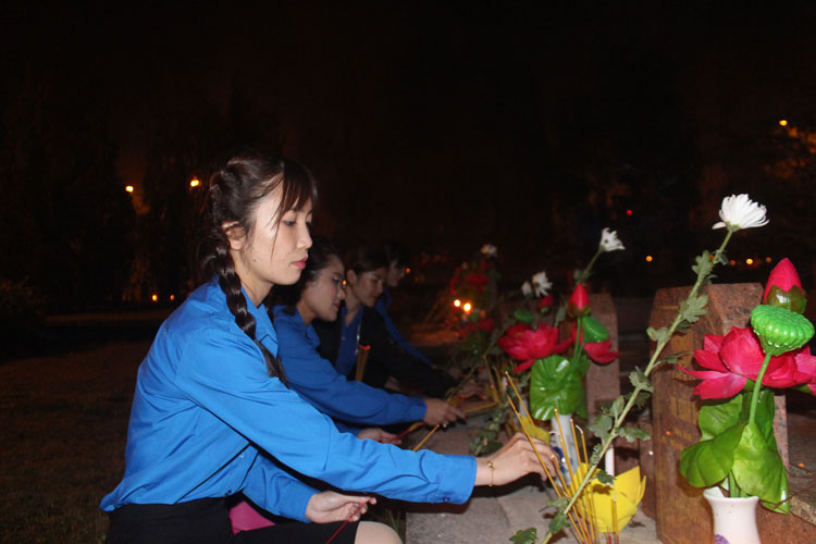 ĐVTN thắp hương lên phần mộ các anh hùng, liệt sĩ tại Nghĩa trang liệt sỹ Đà Lạt