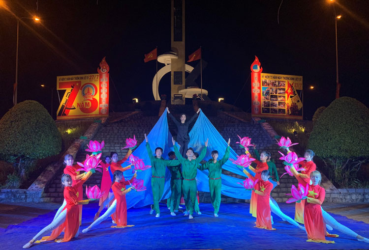 Biểu diễn văn nghệ tại lễ thắp nến tri ân các anh hùng, liệt sỹ huyện Đạ Tẻh  