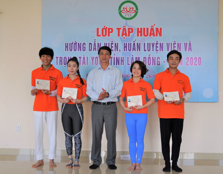 Ông Nguyễn Tiến Hải - Phó Giám đốc Sở Văn hóa Thể thao và Du lịch Lâm Đồng trao chứng nhận hoàn tất khóa học cho học viên 