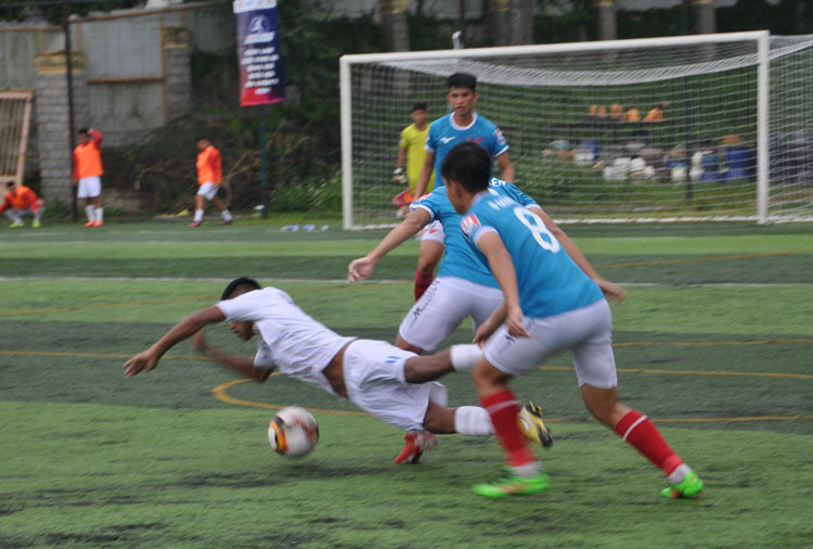 Lâm Đồng (áo trắng) lại thua tiếp trên sân nhà Đà Lạt khi gặp CLB PVF (áo xanh) 