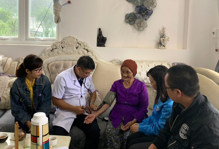 Huyện Đoàn tổ chức thăm khám sức khỏe Mẹ Việt Nam Anh hùng