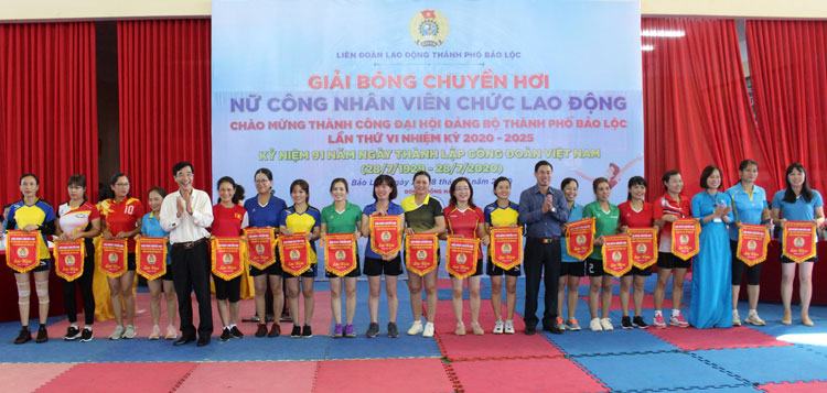 Các lãnh đạo TP Bảo Lộc tặng cờ lưu niệm cho các đội bóng